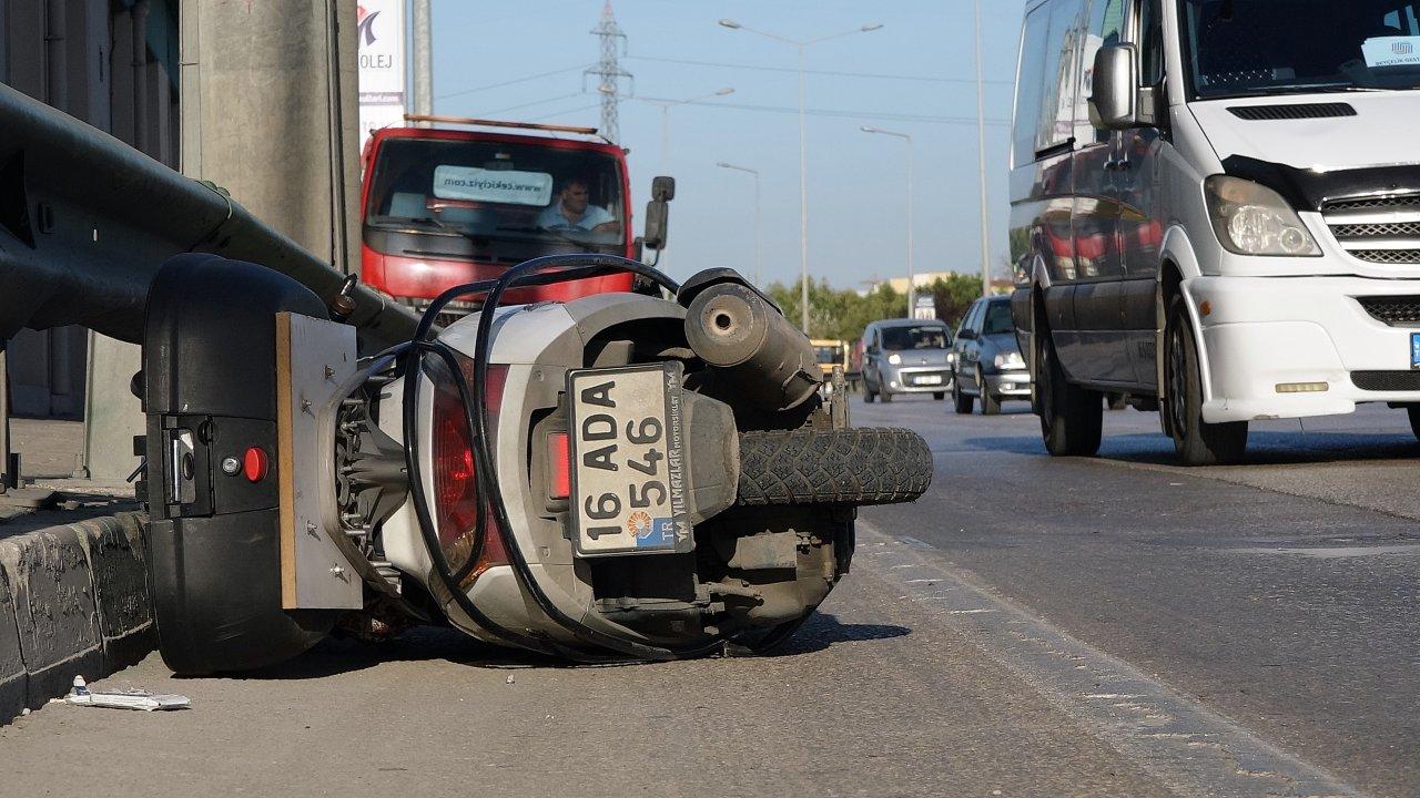 Devrilen motosikletten fırlayan sürücünün acı sonu