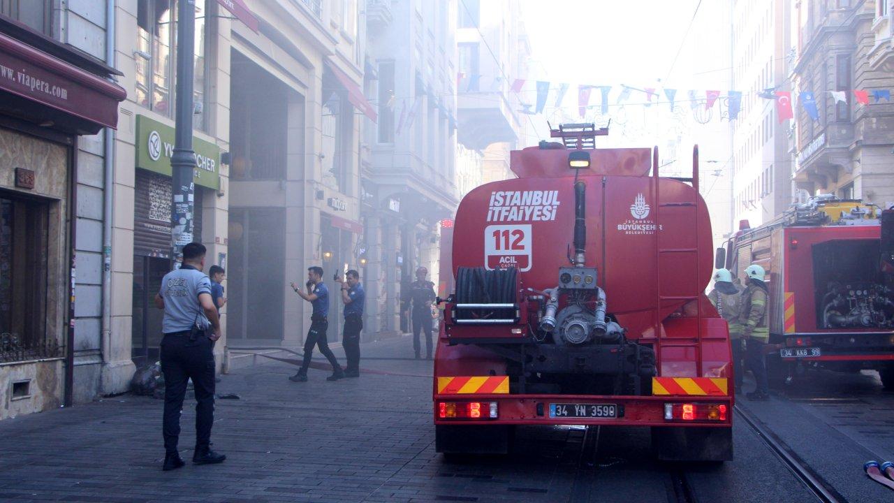 8 katlı iş merkezinde yangın!