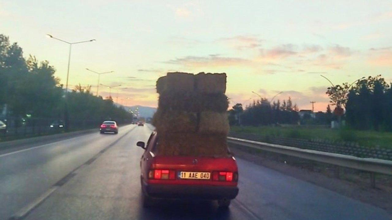 Otomobilinin üzerindeki samanlarla yola çıktı