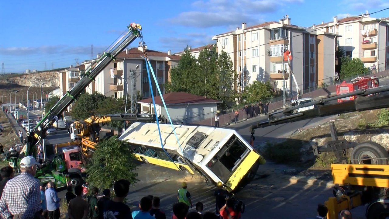 Yolcu dolu İETT otobüsü rampadan çıkamayarak devrildi: Yaralılar var