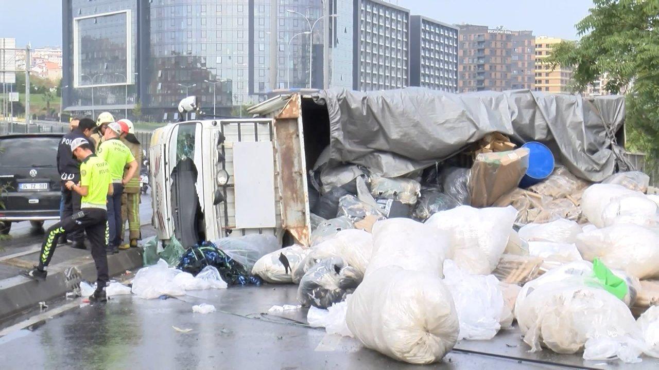 Kamyonet demir bariyerlere çarparak verildi: Yol trafiğe kapandı