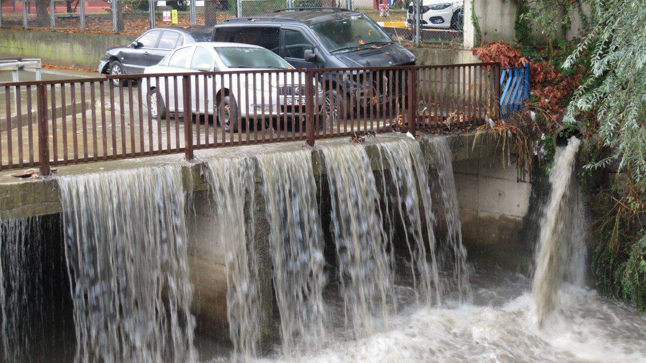 Arıtma tesisinde biriken su, caddeyi göle çevirdi