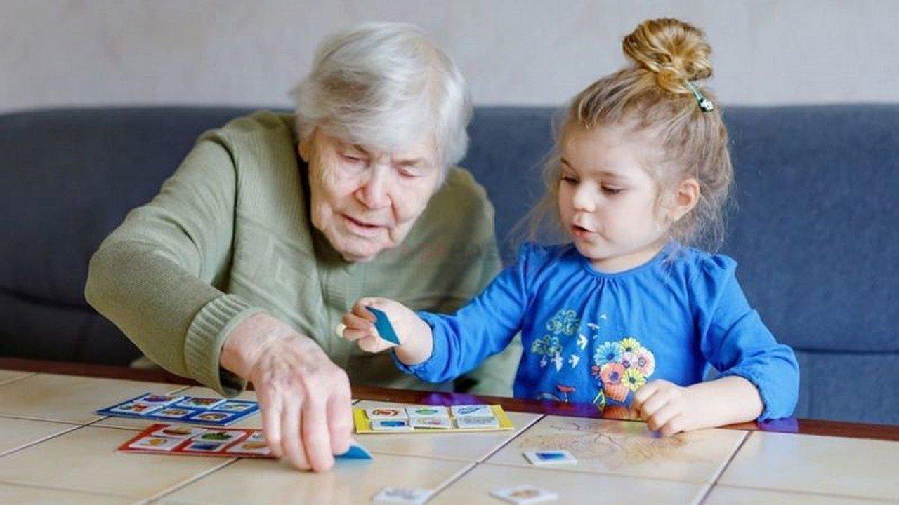 Torunlarına bakan büyükannelerin depresyonu azalıyor