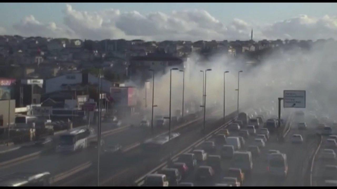 Panik anları! Dumanlar yükseldi, yol trafiğe kapatıldı