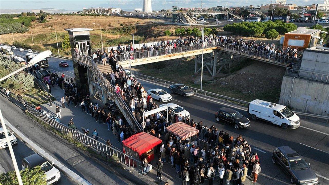 Öğrencilerin otobüs kuyruğu metrelerce uzadı