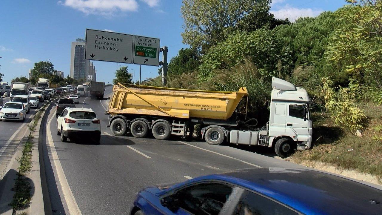 TEM bağlantı yolunda feci kaza: Hafriyat kamyonu karşı şeride geçerek otomobile çarptı