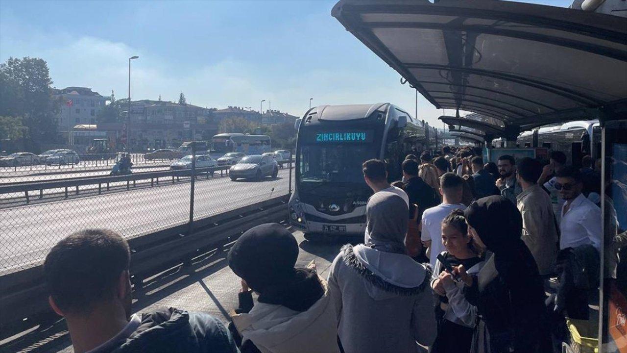 Bozulan metrobüs nedeniyle seferler aksadı