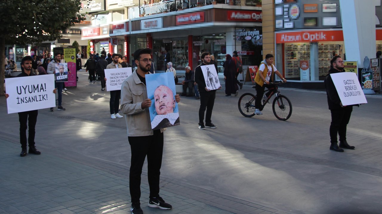 Üniversiteli gençlerden "sessizlik" protestosu