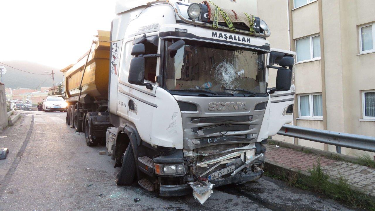 30 kilometre kaçan hafriyat kamyonu şoförü dehşet saçtı: 3 polis yaralı