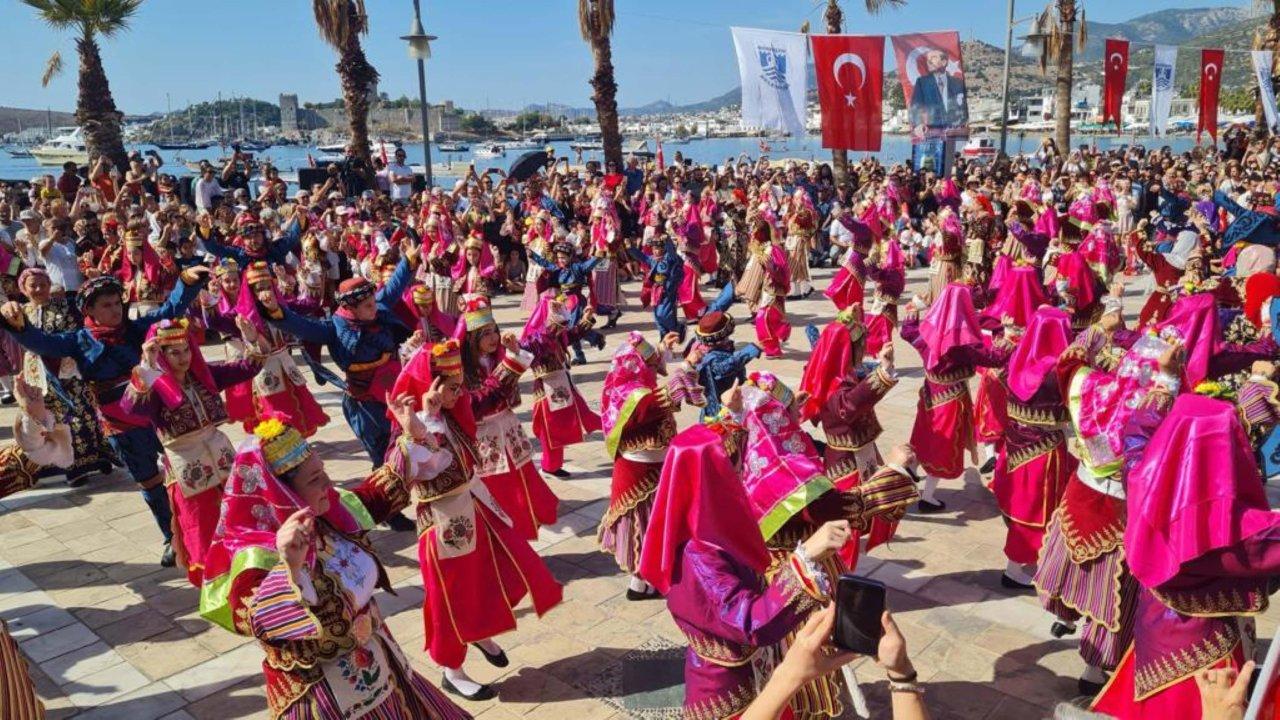 Cumhuriyet'in 100'üncü yılına özel zeybek ve Solotürk gösterisi