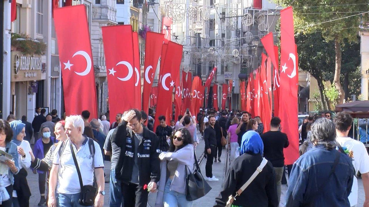 İstiklal Caddesi Türk bayraklarıyla donatıldı