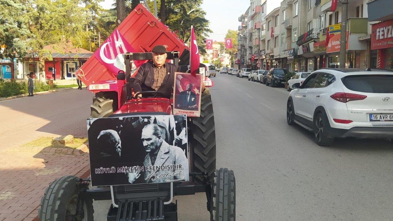 Traktörünü 100. yıla özel bayraklarla süsledi