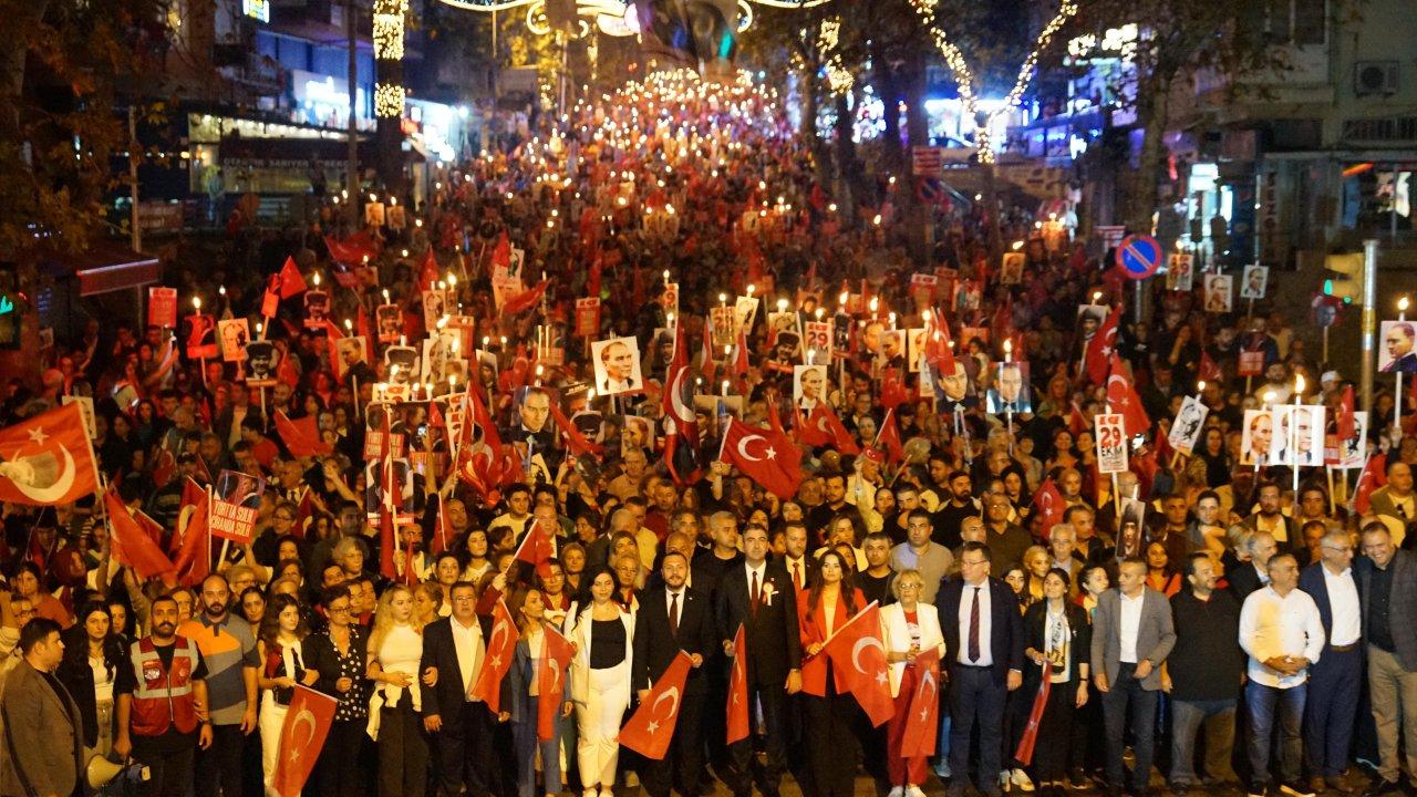 Cumhuriyet’in 100. yılında Kartal kırmızı beyaza boyandı, vatandaşlar sel olup aktı