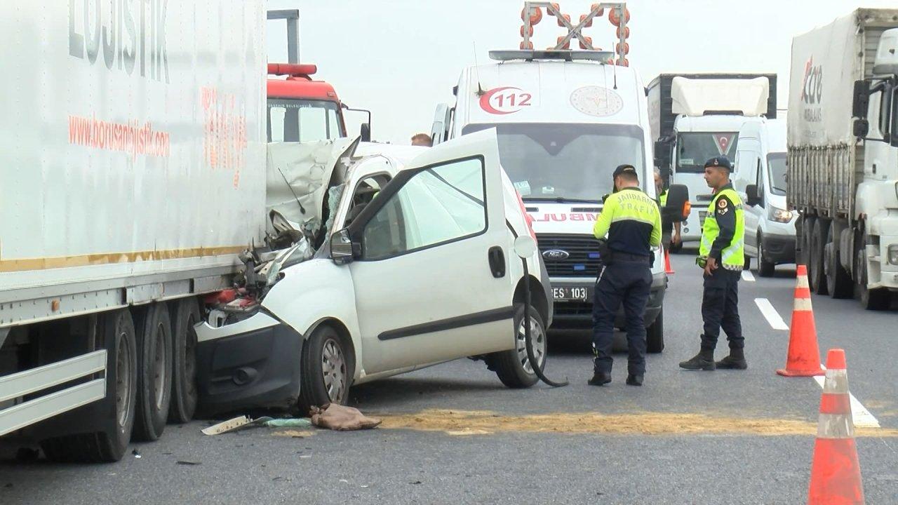 Feci kaza! Hafif ticari araç TIR'a arkadan çarptı: 1 yaralı