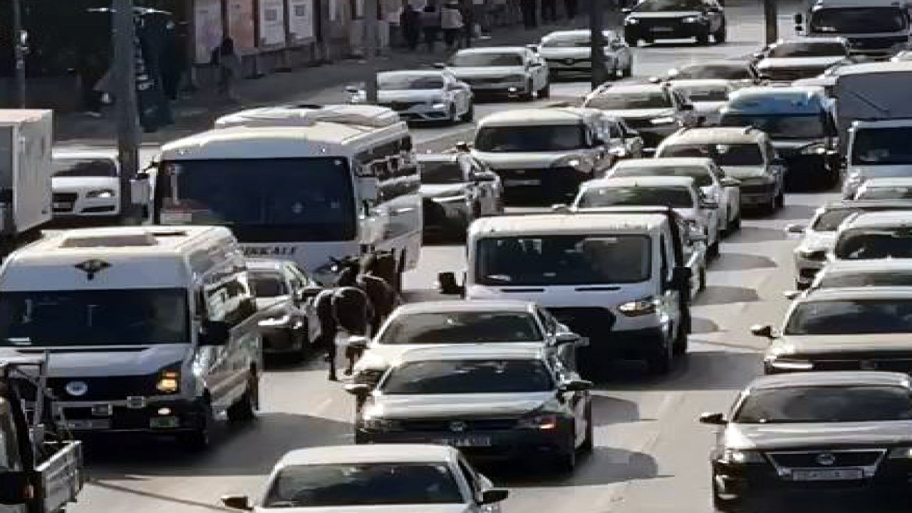 İstanbul trafiğinde görenleri şaşkına çevirdi: Atlar refüjde otladı, trafiğe karıştı