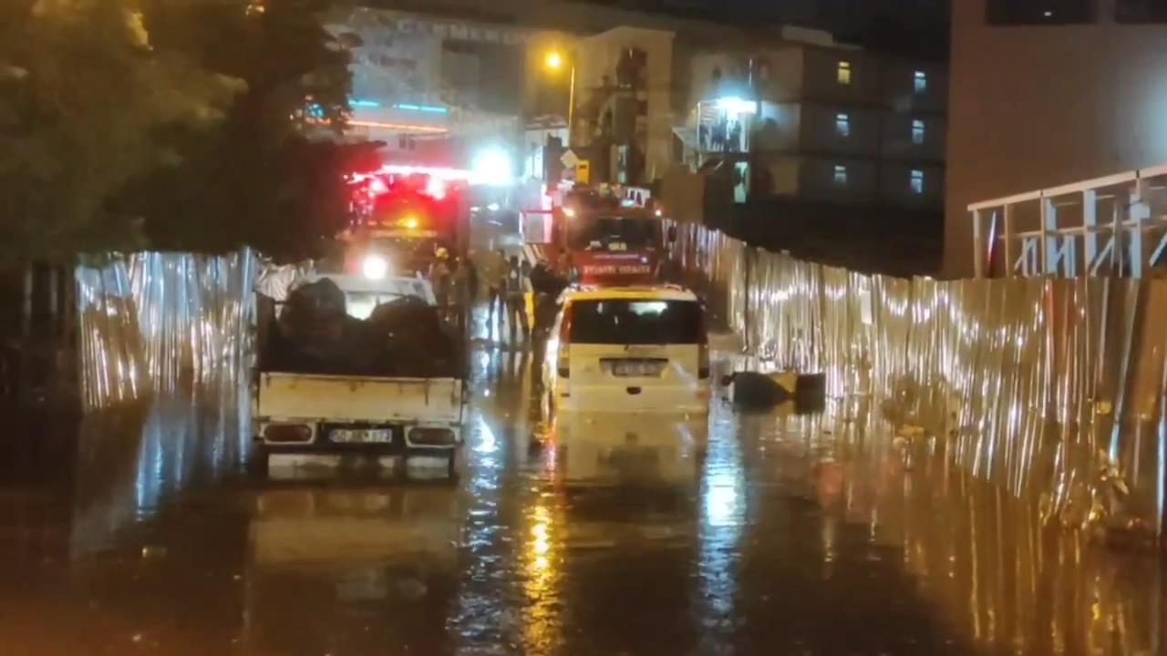 İstanbul'da etkili olan kuvvetli yağış araçların suda mahsur bıraktı