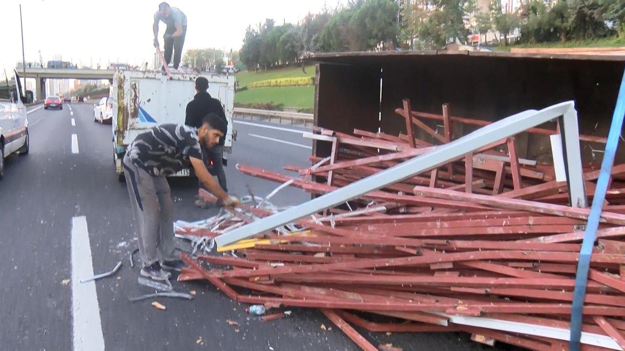 TEM'de kamyonet devrildi, yoğun trafik oluştu