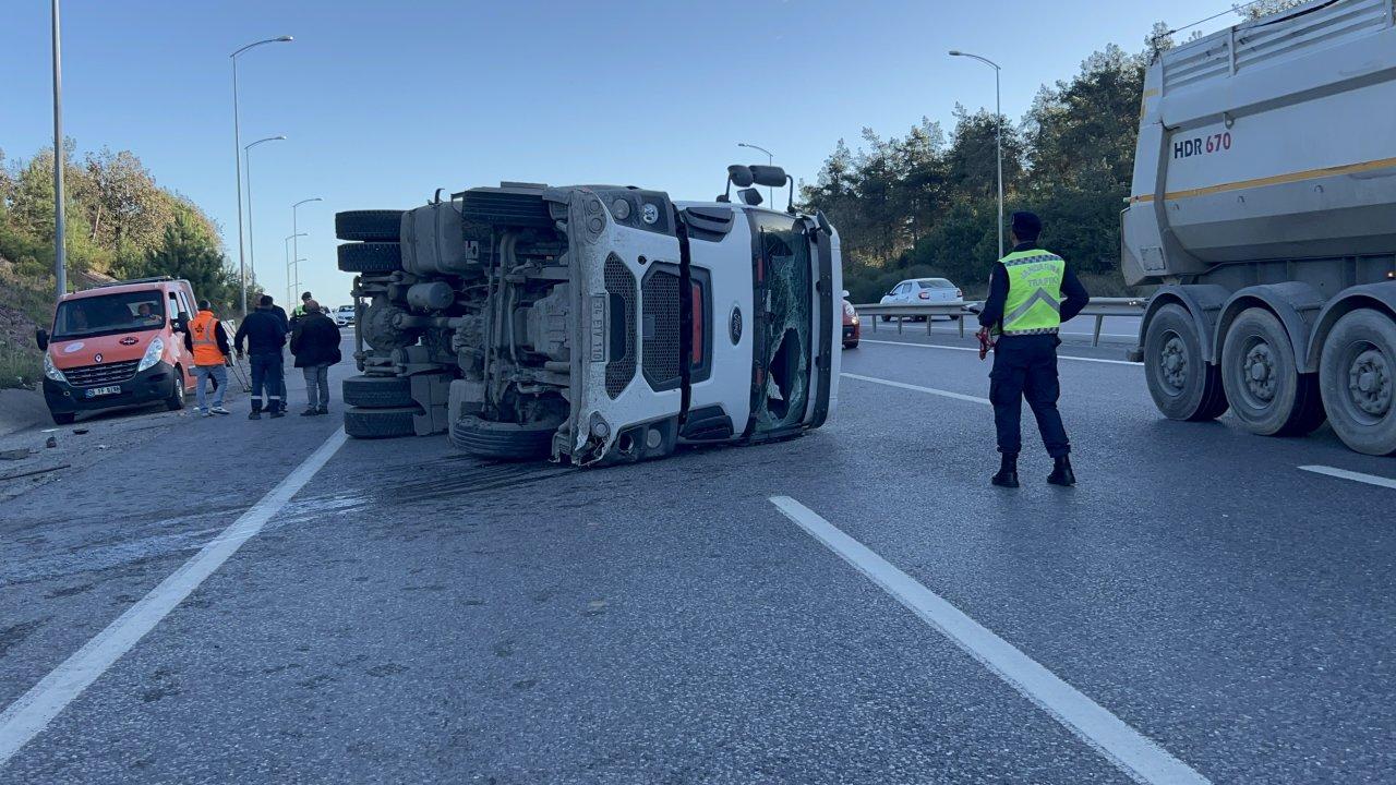 Otoyolda TIR otomobile çarptı! Trafik tek şeride düşürüldü: 2 yaralı