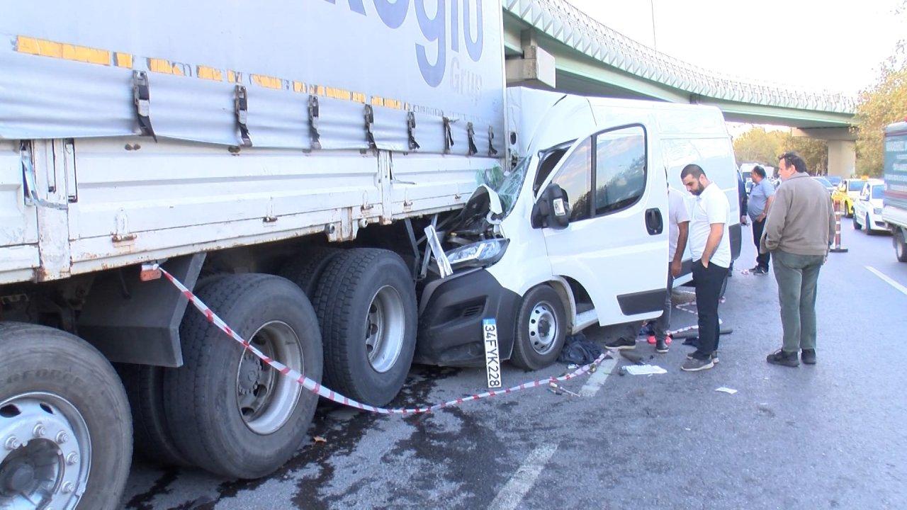 Kapalı kasa minibüs, park halindeki kamyona çarptı