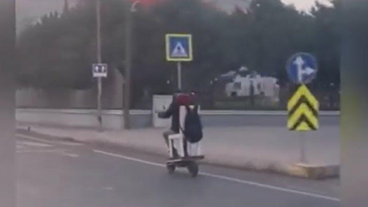 Böyle ulaşım yöntemi görülmedi… Scooter kullanıcısından pratik çözüm!