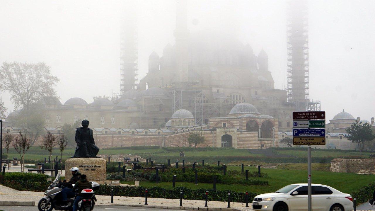 Edirne'de sabah saatlerinde sis etkili oldu