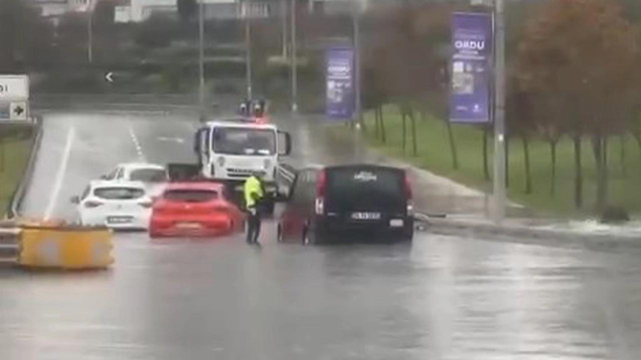 İstanbul'u sağanak vurdu: Araçlar yolda mahsur kaldı