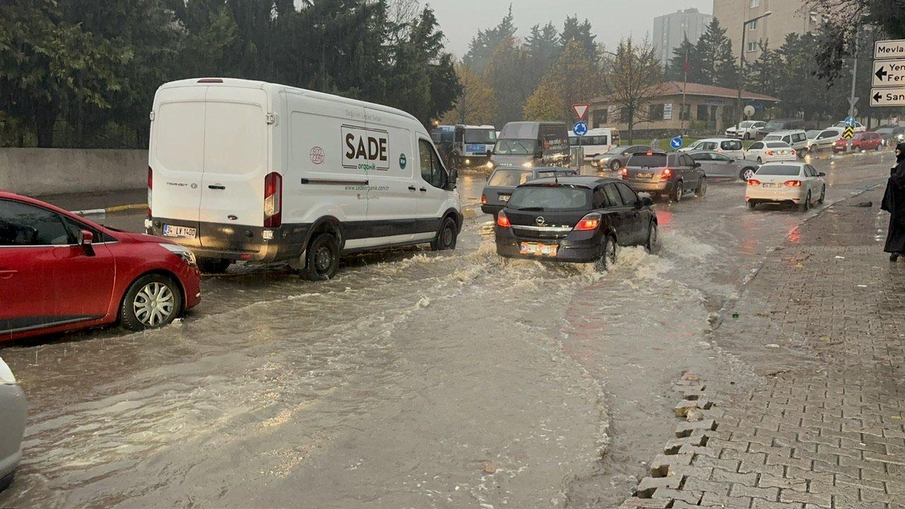 İstanbul'da sağanak: Taksi mahsur kaldı, imdadına çevredekiler yetişti