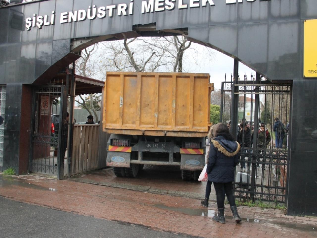 Şişli Endüstri Meslek Lisesi'nde atölye yangını!