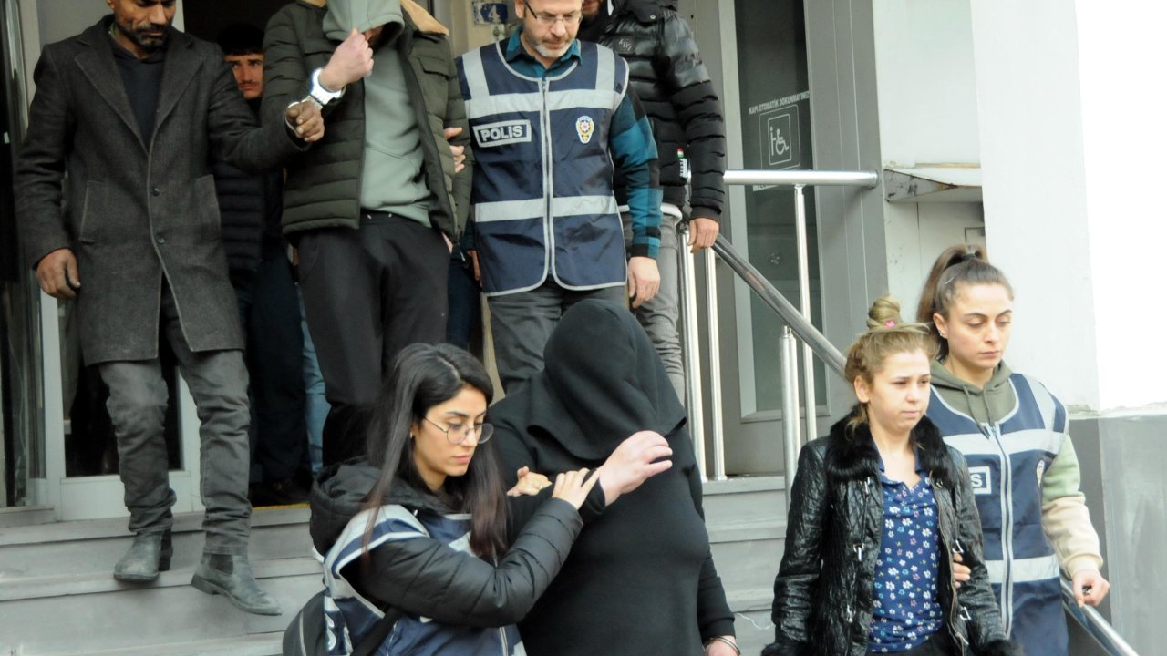 18 yaşındaki genç 4 yıl hapisle aranıyordu: Bazanın altında saklanırken yakalandı