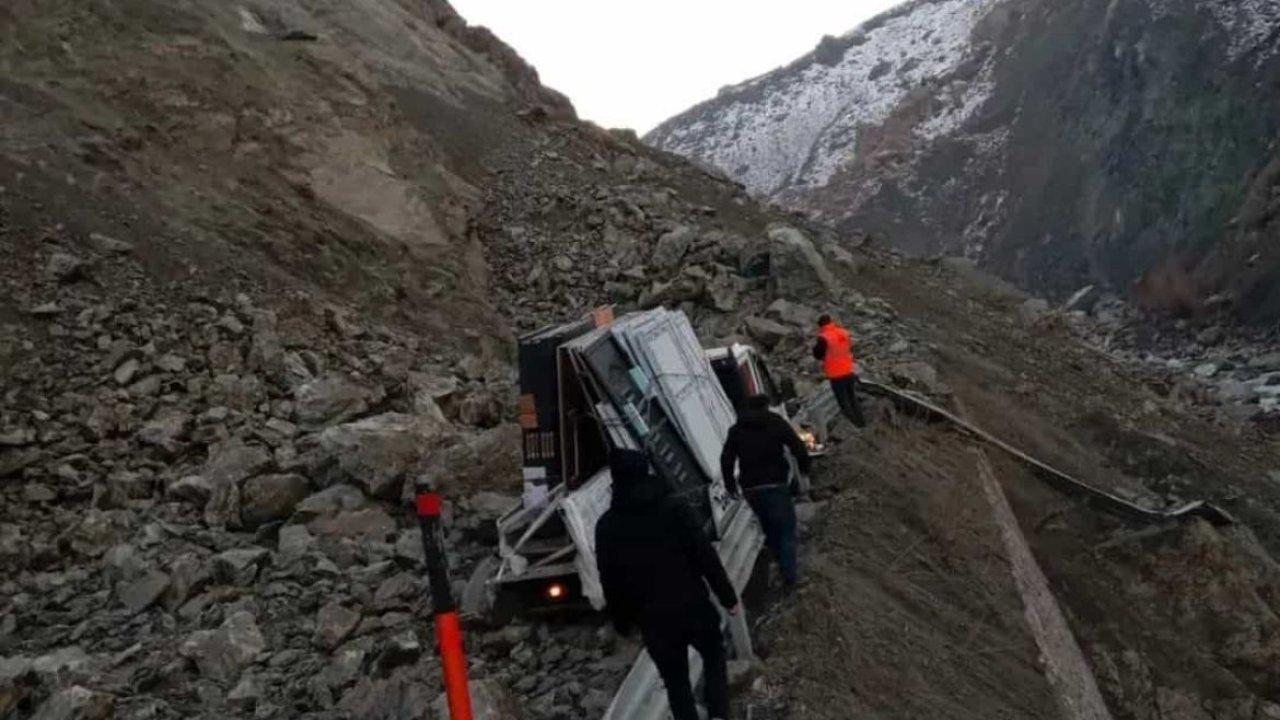 Hakkari-Van kara yolunda heyelan: kamyonetteki 3 kişi yaralandı