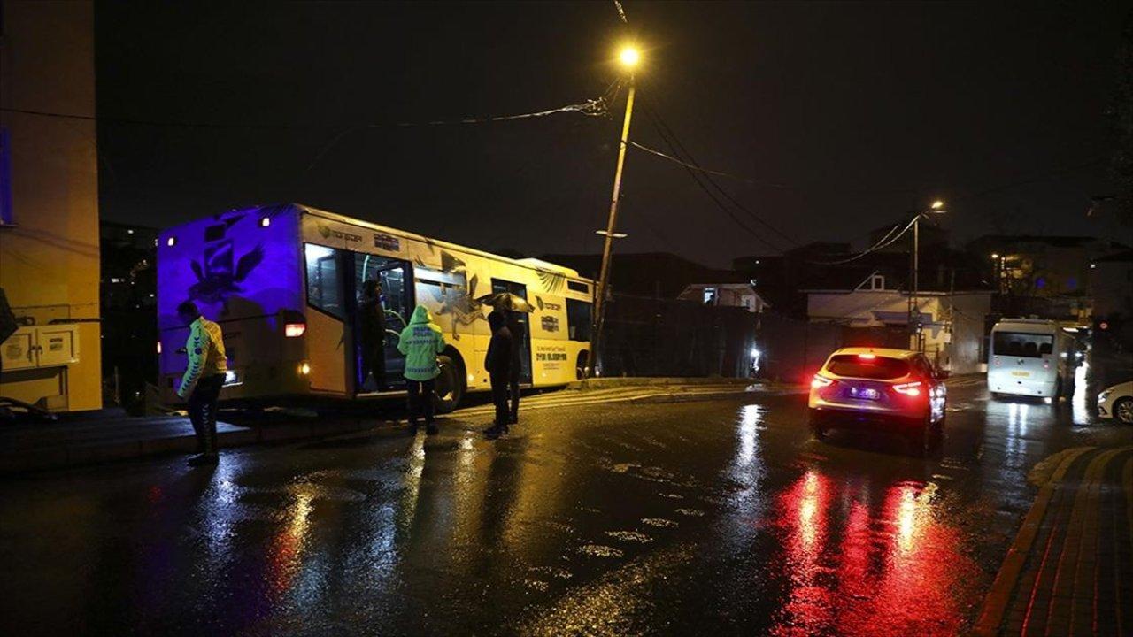 Halk otobüsü park halindeki araçlara çarptı