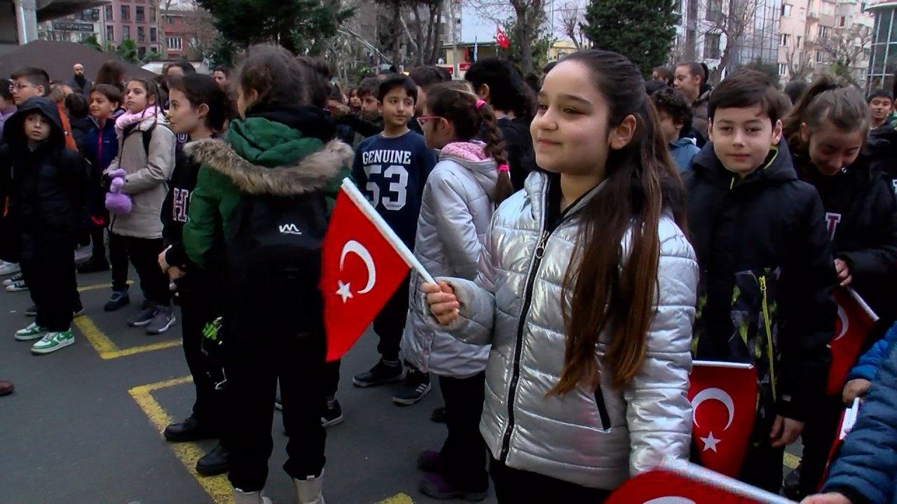 Öğrencilerden şehitler için bir dakikalık saygı duruşu