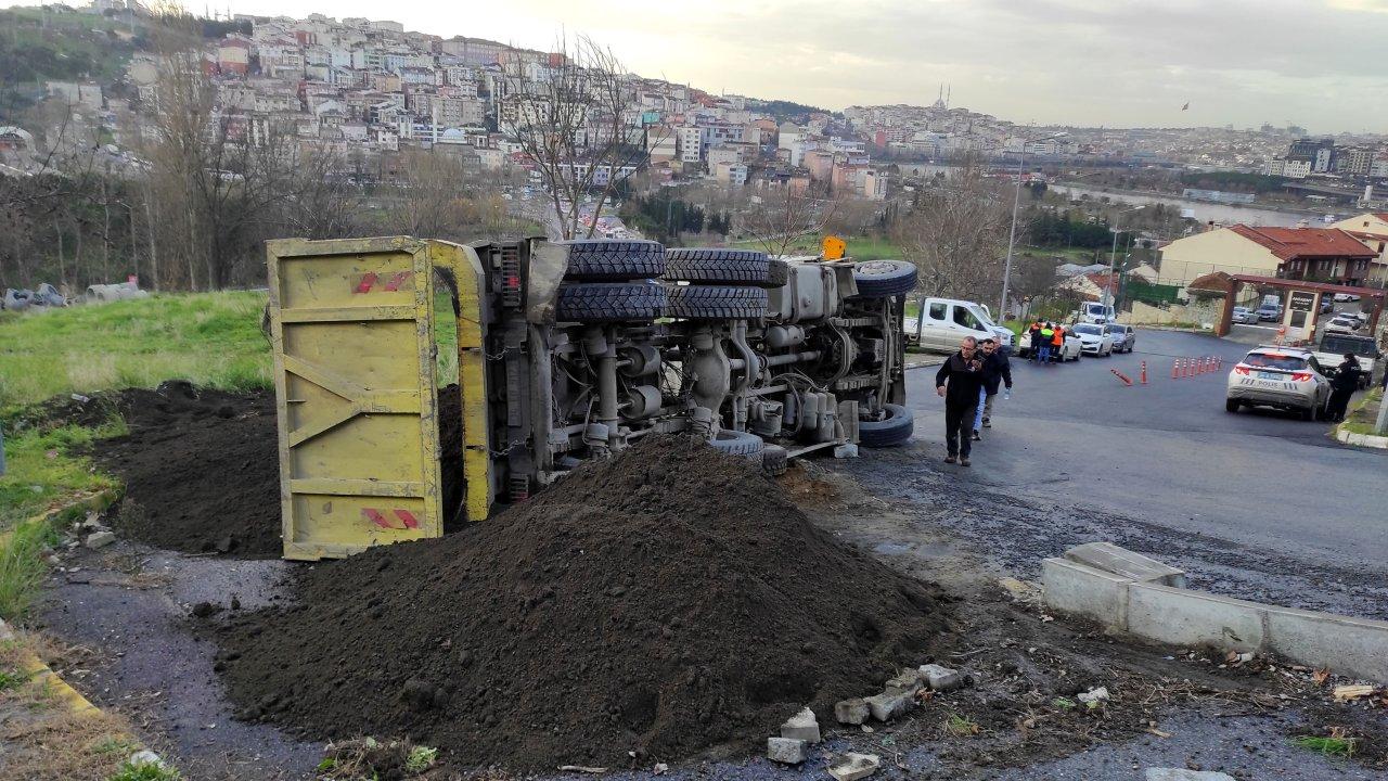 Faciadan dönüldü: Hafriyat kamyonu yükünü boşaltırken devrildi