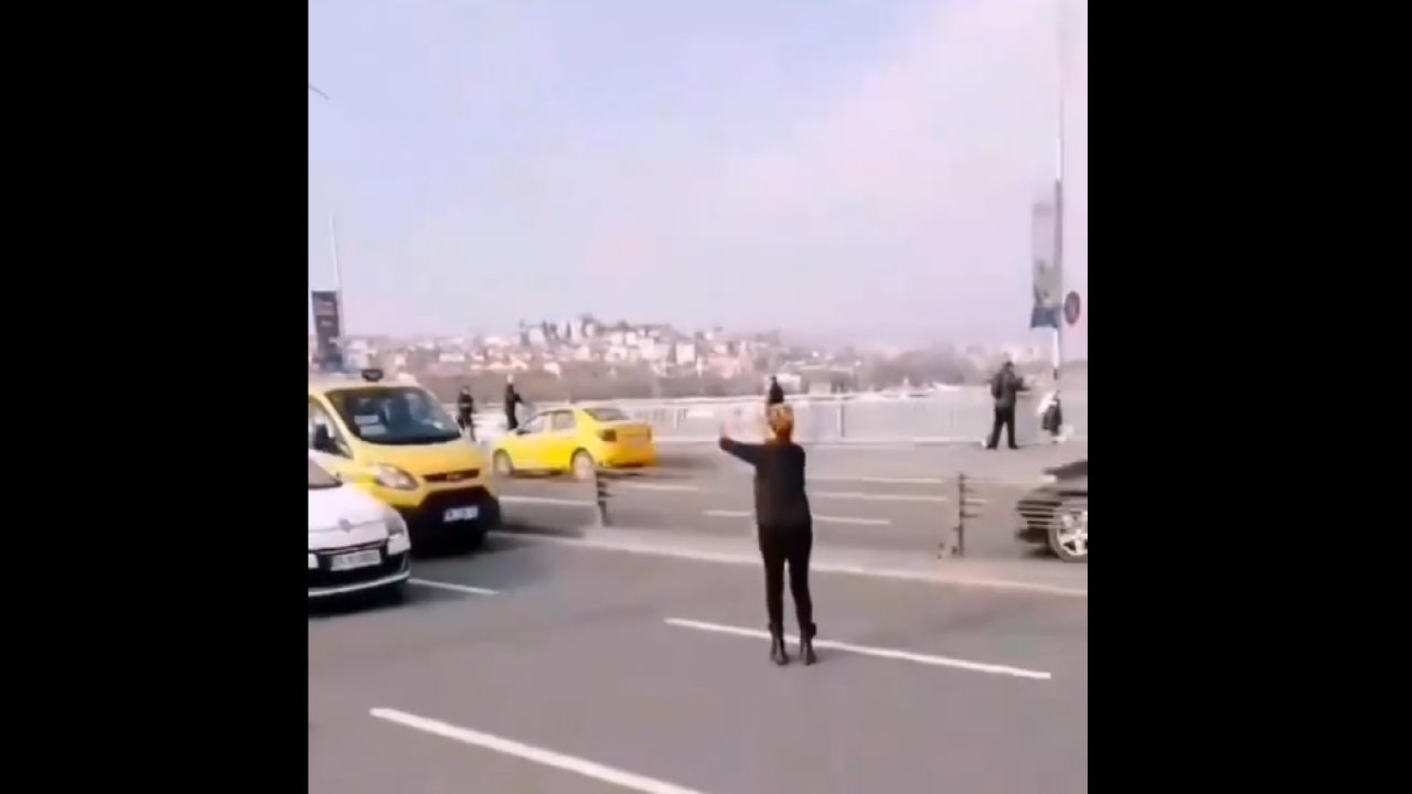 Trafiği durdurup yavru kediyi kurtardı!