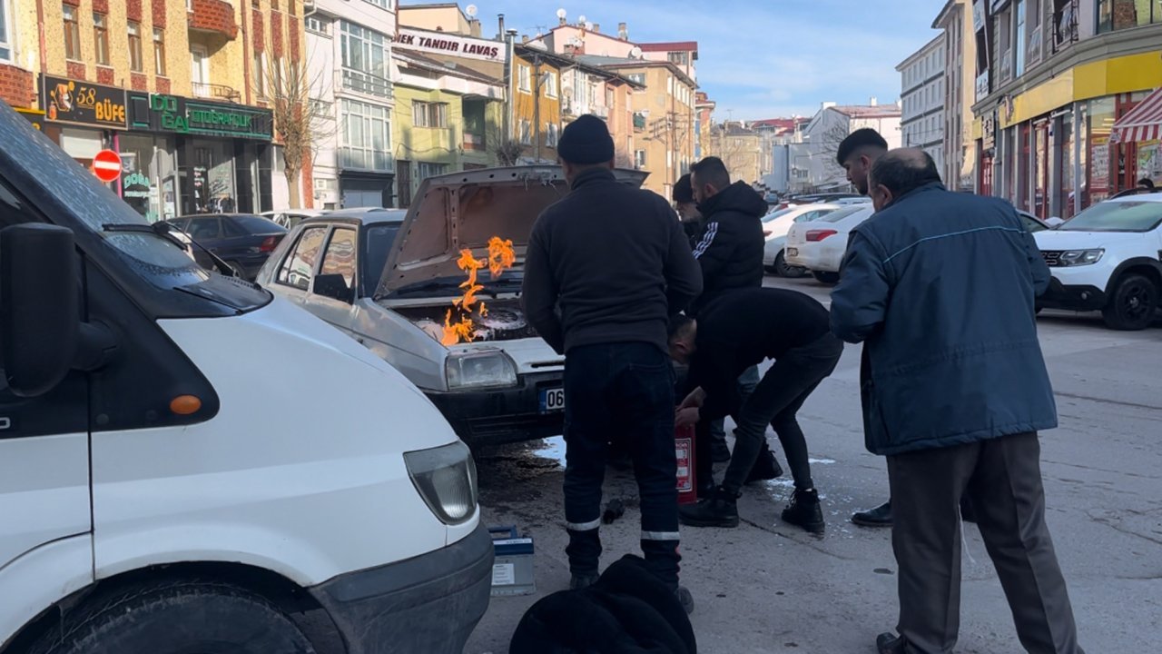 Otomobil birdenbire alev aldı, montuyla söndürmeye çalıştı