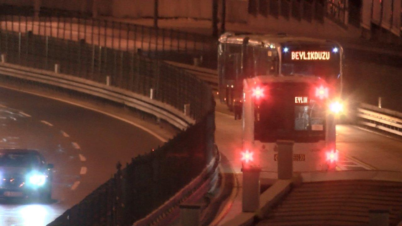 Arızalanan metrobüs için araçtan indi, başka metrobüsün çarpmasıyla öldü