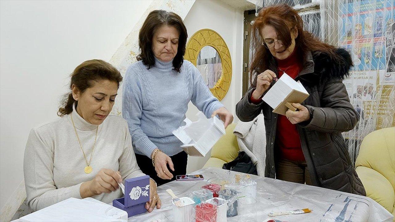 Kanser hastaları ahşaba renk vererek moral buluyor