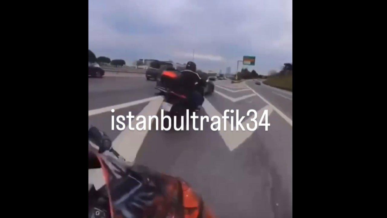 Feci kaza! Aniden yön değiştiren araç motosikletlilere çarptı!