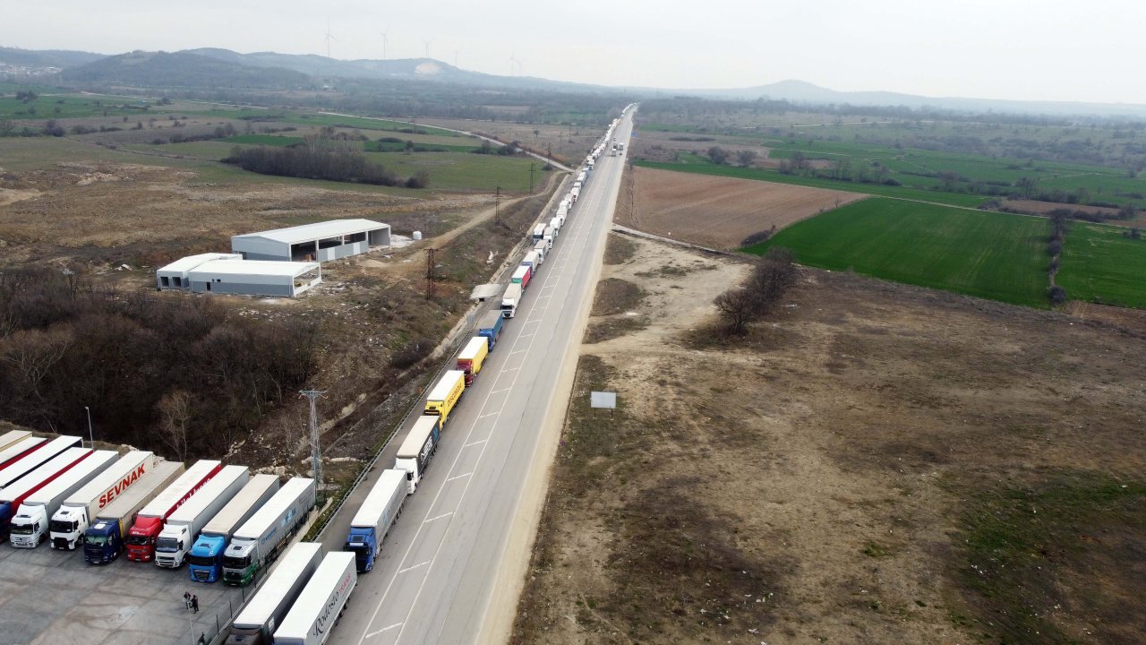 Edirne'de 10 kilometrelik TIR kuyruğu!