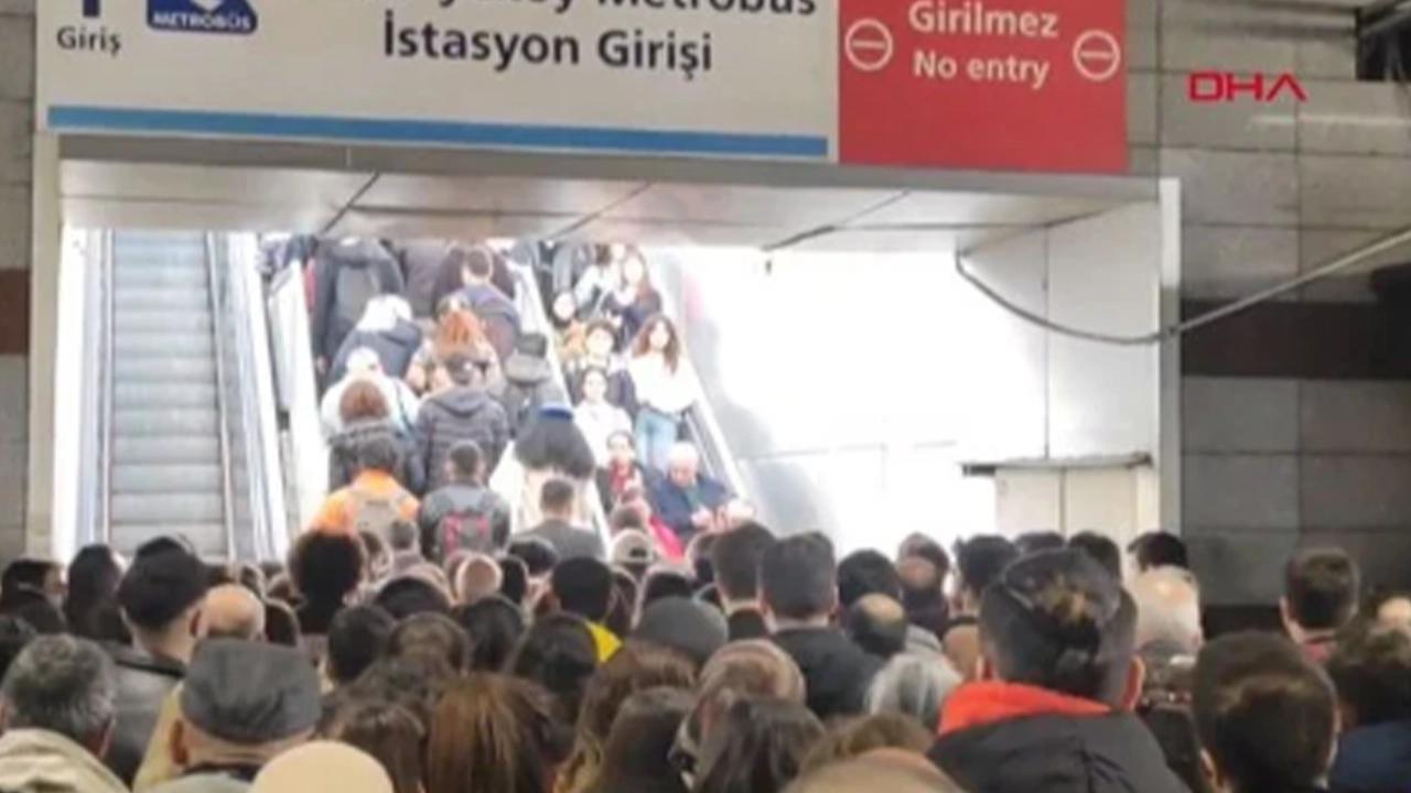 Metrobüs durağında kaza! Yürüyen merdiven bir anda ters yönde çalıştı: 3 yaralı