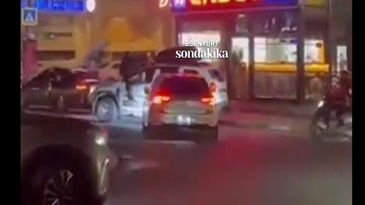 Trafikte ilginç kovalamaca! Kendisine arkadan çarpan aracı bulup uçan tekme attı!