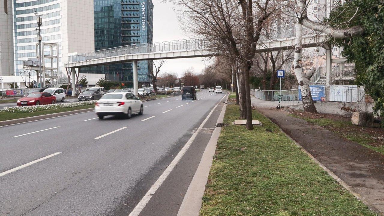 Bakırköy’de yarım üst geçit çevresinde tehlikeli geçiş