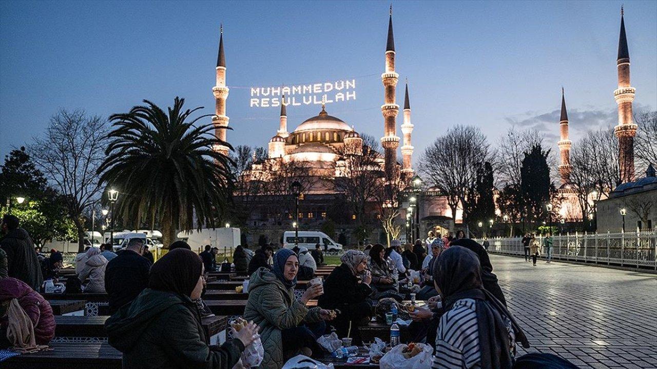 Sultanahmet Meydanı ramazanın ilk iftarı için gelenlerle doldu