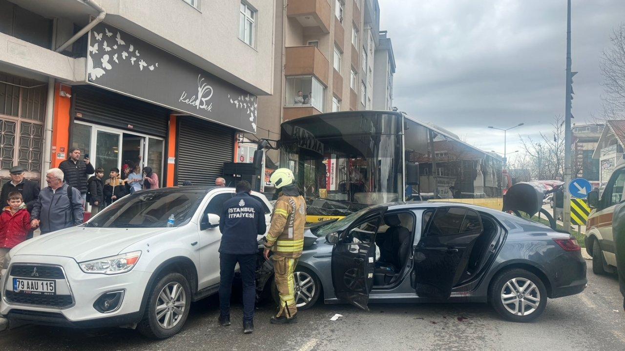 Otomobil karşı şeritten gelen İETT otobüsüne çarptı