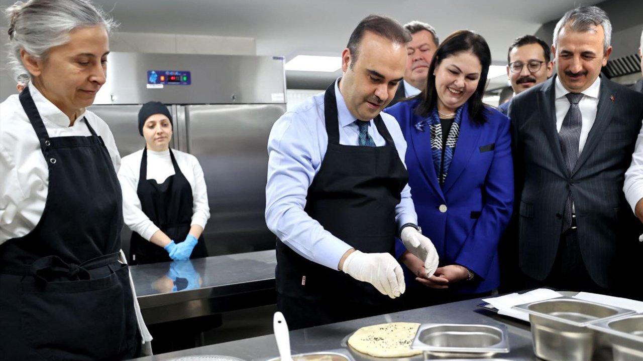 Bakan Kacır kursiyerlerle ramazan pidesi yaptı