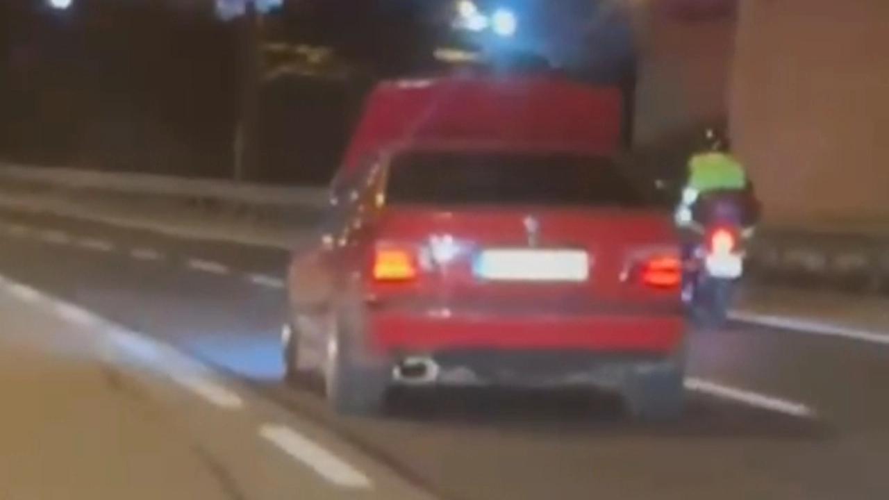 Trafikte korku dolu anlar: Seyir halindeki otomobilin kaputu bir anda açıldı