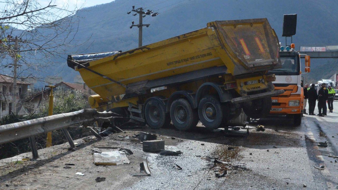 Şarampole devrilen kamyonun sürücüsü ağır yaralandı