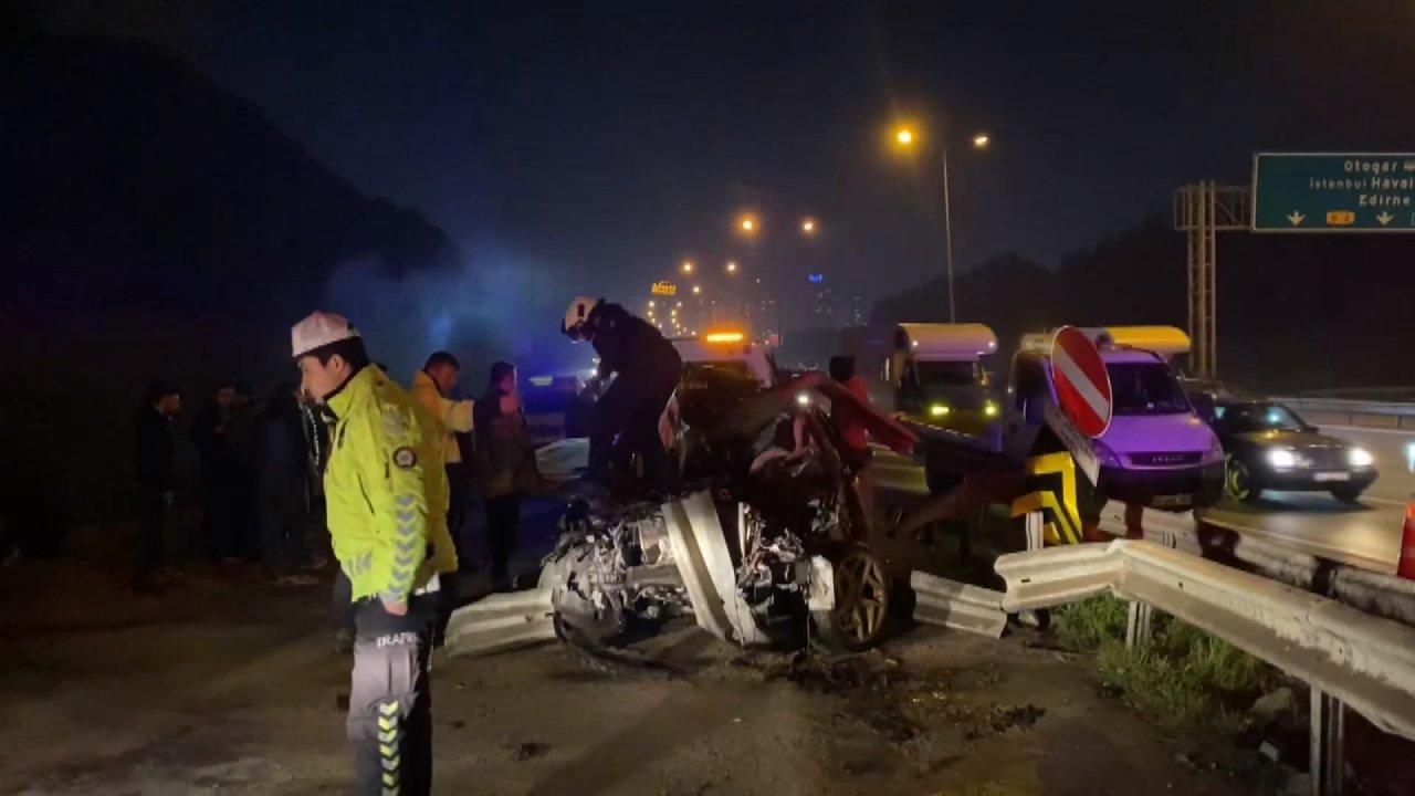 TEM Otoyolu'nda korkunç kaza! Otomobil bariyerlere saplandı