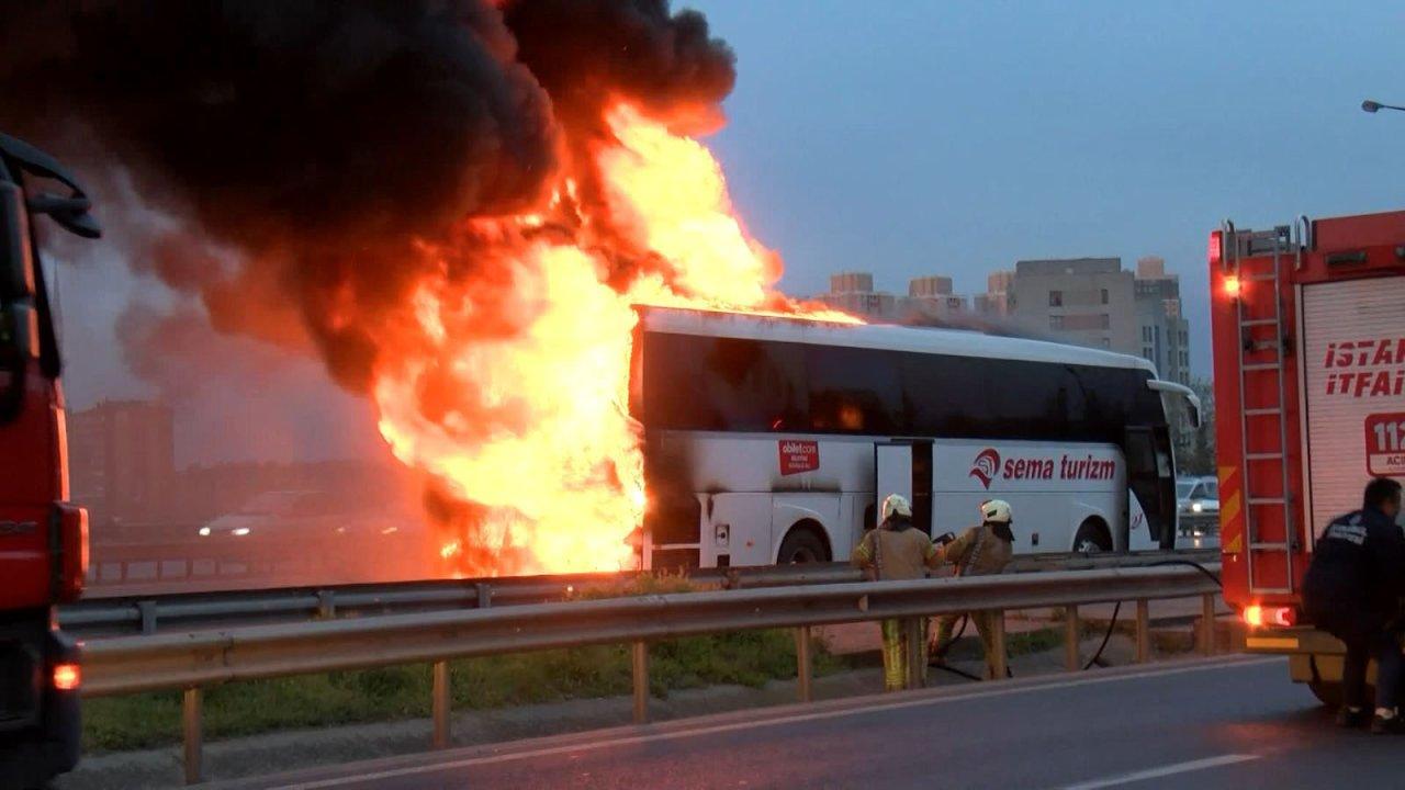 Ümraniye'de yolcu otobüsünde yangın çıktı