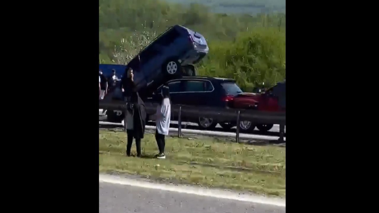 Otoyolda feci zincirleme kaza! Cipin üzerinde asılı kaldı!